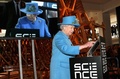 訪問先のロンドン（London）の科学博物館（Science Museum）で、初めてマイクロブログのツイッター（Twitter）にメッセージを投稿する英国のエリザベス女王（Queen Elizabeth II、2014年10月24日撮影）。(c)AFP/RICHARD POHLE