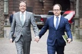 オランダ・ハーグで、手をつないで他政党との会合に向かう野党「民主66」のアレクサンデル・ペヒトルト党首（左）とバウター・コールメース議員（2017年4月3日撮影）。(c)AFP/ANP/Lex van Lieshout