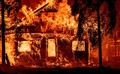 米カリフォルニア州で、山火事「ディキシー・ファイア」により炎上する民家（2021年7月25日撮影）。(c)JOSH EDELSON / AFP