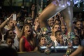 ブラジルのリオデジャネイロ（Rio de Janeiro）で行われた2014年のリオのカーニバルのクイーンとキング・モモ（King Momo）を選ぶイベントで出場者のパフォーマンスを見る観客（2013年11月8日撮影）。(c)AFP/YASUYOSHI CHIBA