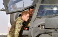アフガニスタンのバスティオン基地（Camp Bastion）に到着し、英陸軍のヘリコプターパイロットとして任務を開始した英国のヘンリー王子（Prince Harry）。アフガニスタンの旧支配勢力タリバン（Taliban）は10日、ヘンリー王子を断固として殺害すると述べた（2012年9月7日撮影）。(c)AFP/JOHN STILLWELL