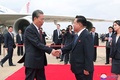 北朝鮮・平壌の空港で最高人民会議の崔竜海（チェ・リョンヘ）常任委員長（右）に迎えられた中国の趙楽際・全人代常務委員長。朝鮮中央通信提供（2024年4月11日撮影、12日提供）。(c)KCNA VIA KNS / AFP