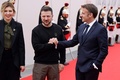 Dデー80年の記念式典が開催された仏ノルマンディーで、握手を交わすウクライナのウォロディミル・ゼレンスキー大統領（中央）とフランスのエマニュエル・マクロン大統領（右）。左はゼレンスキー氏の妻オレナ・ゼレンスカ氏（2024年6月6日撮影）。(c)Ludovic MARIN / POOL / AFP