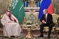 ロシアの首都モスクワのクレムリンで会談するサウジアラビアのサルマン国王（左）とロシアのウラジーミル・プーチン大統領（右、2017年10月5日撮影）。(c)AFP/SPUTNIK/Alexey NIKOLSKY