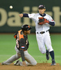 第3回ワールド・ベースボール・クラシック（2013 World Baseball Classic、WBC）は12日、東京で2次ラウンドの1位決定戦が行われ、大会3連覇を狙う日本は10-6でオランダを下し、2次ラウンド首位通過を決めた。

二塁を封殺し、一塁へ転送して併殺を狙う日本の鳥谷敬（Takashi Toritani、右、2013年3月12日撮影）。(c)AFP/KAZUHIRO NOGI