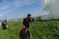 ギリシャ・イドメニの対マケドニア国境で、マケドニア警察との衝突の中、ギリシャ側に戻る移民や難民（2016年4月10日撮影）。(c)AFP/BULENT KILIC