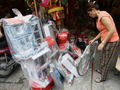 2007年8月24日、ハノイ（Hanoi）市内の繁華街で、お盆に燃やす紙製のさまざまな品を店頭に並べる販売員。(c)AFP/HOANG DINH Nam