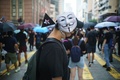 香港でガイ・フォークスの仮面を着用して抗議を行う人（2019年10月1日撮影）。(c)Yan ZHAO / AFP