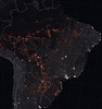 米航空宇宙局（NASA）がウェブサイト「Earth Observatory」で公開した、南米の森林火災を捉えた衛星画像（2019年8月15～22日観測）。(c)AFP PHOTO / NASA / JOSHUA STEVENS / HO