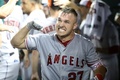 MLBオールスターゲーム2018。3回にソロ本塁打を放ち、ダグアウトへ戻って喜ぶア・リーグのマイク・トラウト（2018年7月17日撮影）。(c)Rob Carr/Getty Images/AFP