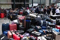 荷物仕分け機器が故障したフランス・オルリ空港で、屋外に積み上げられた荷物（2023年8月3日撮影）。(c)STEFANO RELLANDINI / AFP