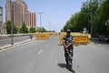 インド・ニューデリーで、ロックダウン（都市封鎖）措置のため閑散とした道路（2021年4月18日撮影）。(c)Sajjad HUSSAIN / AFP