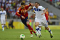 サッカーコンフェデレーションズカップ2013（Confederations Cup 2013）は27日、フォルタレーザ（Fortaleza）で準決勝が行われ、スペインが7-6でイタリアとのPK戦を制し、ブラジルとの決勝に進出した。

ボールを競るイタリアのジョルジョ・キエッリーニ（Giorgio Chiellini、右）とスペインのジェラール・ピケ（Gerard Pique、2013年6月27日撮影）。(c)AFP/YURI CORTEZ