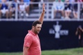 男子ゴルフ米国ツアーのメジャー第3戦、第121回全米オープン選手権最終日。18番でバーディーパットを決め、ギャラリーの声に応えるジョン・ラーム（2021年6月20日撮影）。(c)Sean M. Haffey/Getty Images/ AFP