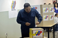 ベネズエラの首都カラカス（Caracas）の投票所で大統領選の投票をするウゴ・チャベス（Hugo Chavez）大統領（2012年10月7日撮影）。(c)AFP/LUIS ACOSTA