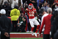 23NFL、第58回スーパーボウル、カンザスシティ・チーフス対サンフランシスコ・フォーティナイナーズ。オーバータイムに決勝タッチダウンを決めて喜ぶカンザスシティ・チーフスのメコール・ハードマン・ジュニア（2024年2月11日撮影）。(c)Harry How/Getty Images/AFP