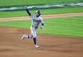 24MLB、ナ・リーグ優勝決定シリーズ（7回戦制）、ニューヨーク・メッツ対ロサンゼルス・ドジャース。6回にソロ本塁打を放ち喜ぶロサンゼルス・ドジャースのムーキー・ベッツ（2024年10月18日撮影）。(c)Luke Hales/Getty Images/AF