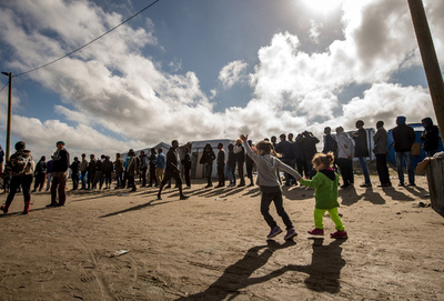 密入国の冷蔵車で酸欠の危機、アフガン少年 携帯電話で命を救う
