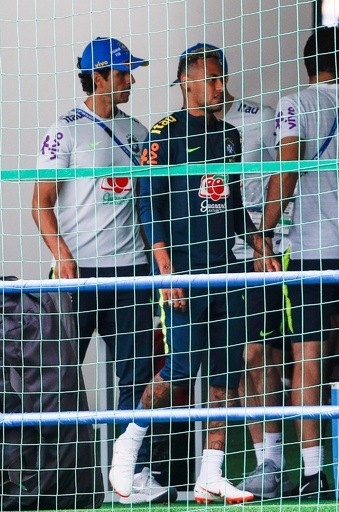 ネイマールが足を引きずり練習切り上げ、ブラジルに不安