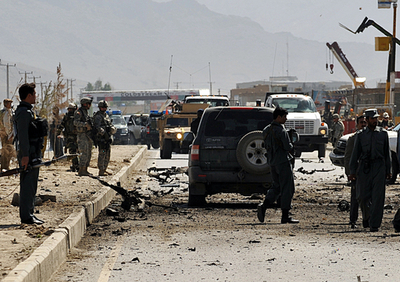 アフガニスタン首都で自爆攻撃、南西部では空爆でタリバン兵30人死亡