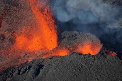 噴き出す溶岩、仏海外領フルネーズ火山が噴火