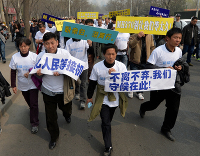 不明機乗客の親族がデモ行進、北京のマレーシア大使館へ