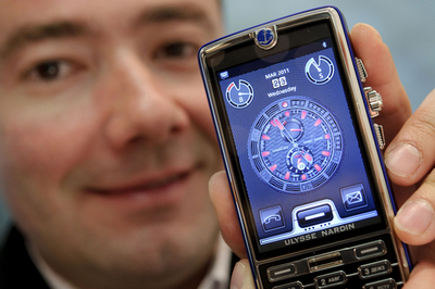 ついに携帯電話と融合、進化する時計たち