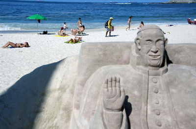 法王訪問でビキニ砂像にスカート、ブラジル・コパカバーナビーチ