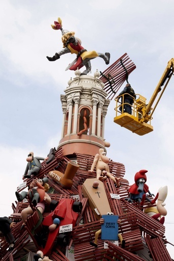 火祭りで燃やす「時の人」準備中、スペイン