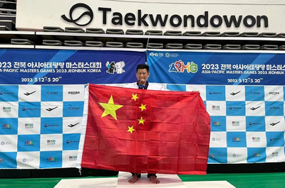 中国台湾のテコンドー選手 五星紅旗を掲げて表彰台へ
