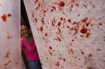 人も道路も真っ赤、スペイン恒例のトマト祭りに2万人