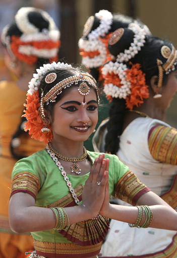 伝統文化を披露する民族フェスティバル開催 - インド