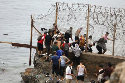 セウタへの不法移民殺到、モロッコが画策した「確証」なし スペイン首相