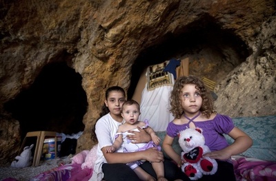 「ブリキの小屋」から「洞窟」へ、家を破壊されたパレスチナ人家族