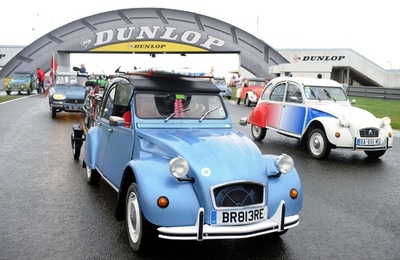 シトロエン2500台が大集結！仏ル・マンでイベント 