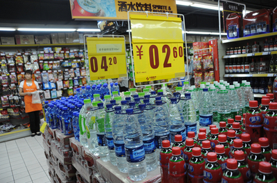 中国南部でカドミウム垂れ流し、市民はペットボトルに殺到 中国