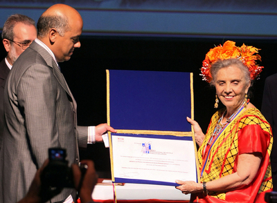 ロムロ・ガジェーゴス賞、メキシコの作家エレナ・ポニアトウスカ氏が受賞