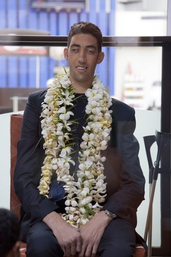 世界一の長身男性、タヒチの空港に現る