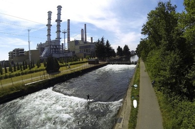 水力発電の波でサーフィン、初夏のイタリア・ミラノ