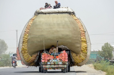 【今日の1枚】麦わら満載のトラクター パキスタン