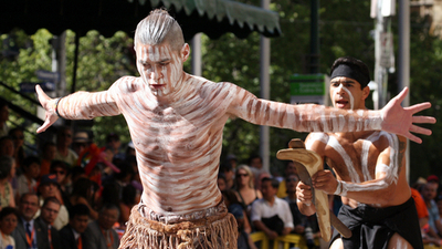 メルボルンの多様文化をたたえる祭典、アボリジニが伝統的ダンス披露