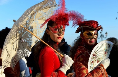 華麗な仮装の数々、伊ベネチアで伝統のカーニバル