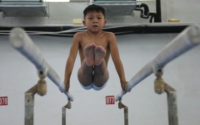 夢に向かって夏休みも特訓 中国・小さな体操選手たち