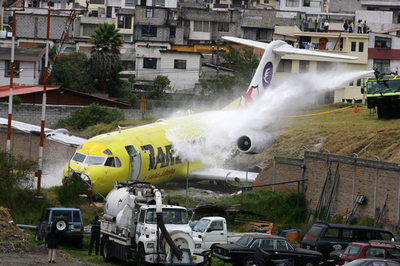 旅客機が滑走路を外れる、空港は閉鎖 エクアドル