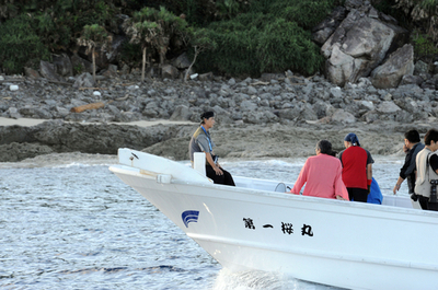尖閣・魚釣島に日本人約10人、日本国旗を掲揚