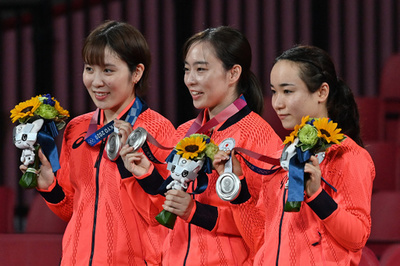 日本は銀メダル 中国にストレート負け 卓球女子団体