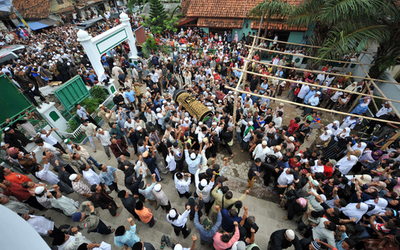 バリ島爆破テロ犯死刑執行で支持者と警官隊が衝突