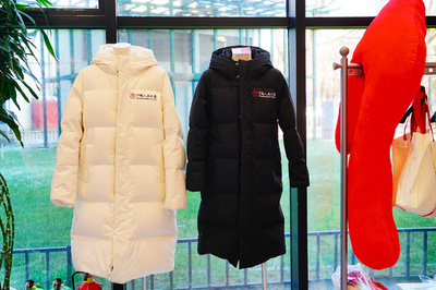 中国では大学のオリジナルダウンウェアが爆バズり