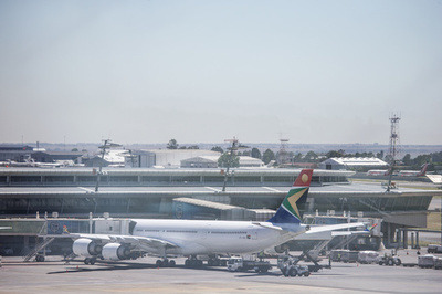 マスク盗み警察と銃撃戦、容疑者2人死亡 南ア