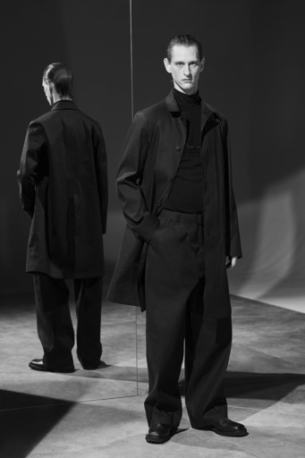 「マッキントッシュ」新デザイナーによる黒一色のユニセックス・プレミアムライン